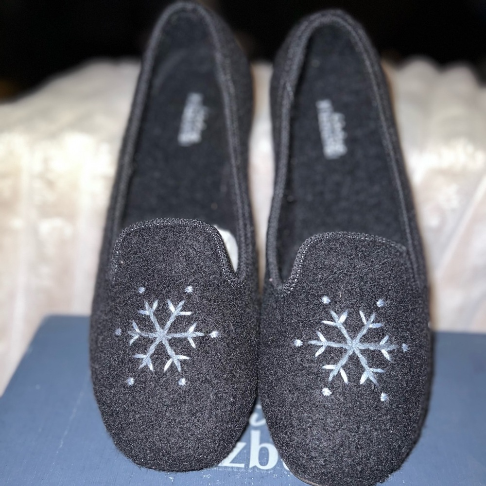 LIVING KITZBUH LADIES SLIP ON, SIZE 41/ US 9.5, NEW IN BOX, BEAUTIFUL SHOE